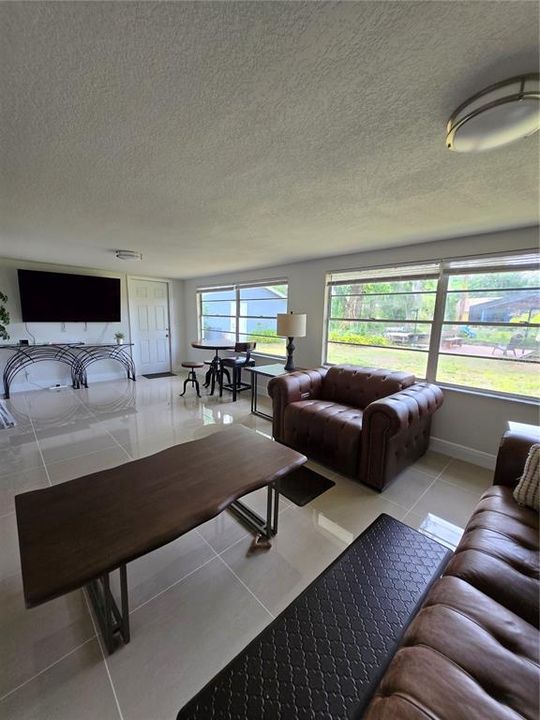 Под контрактом: $385,000 (3 спален, 2 ванн, 1756 Квадратных фут)