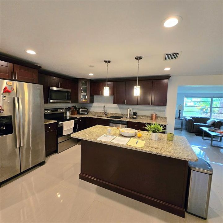 Под контрактом: $385,000 (3 спален, 2 ванн, 1756 Квадратных фут)