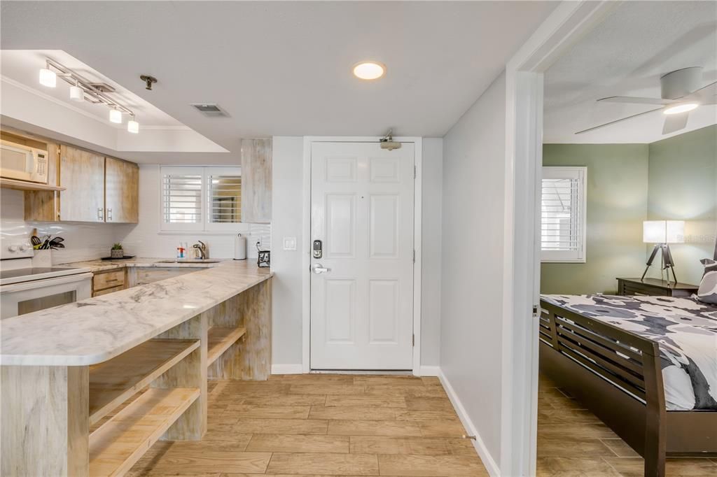 合同活跃: $579,000 (2 贝兹, 2 浴室, 891 平方英尺)