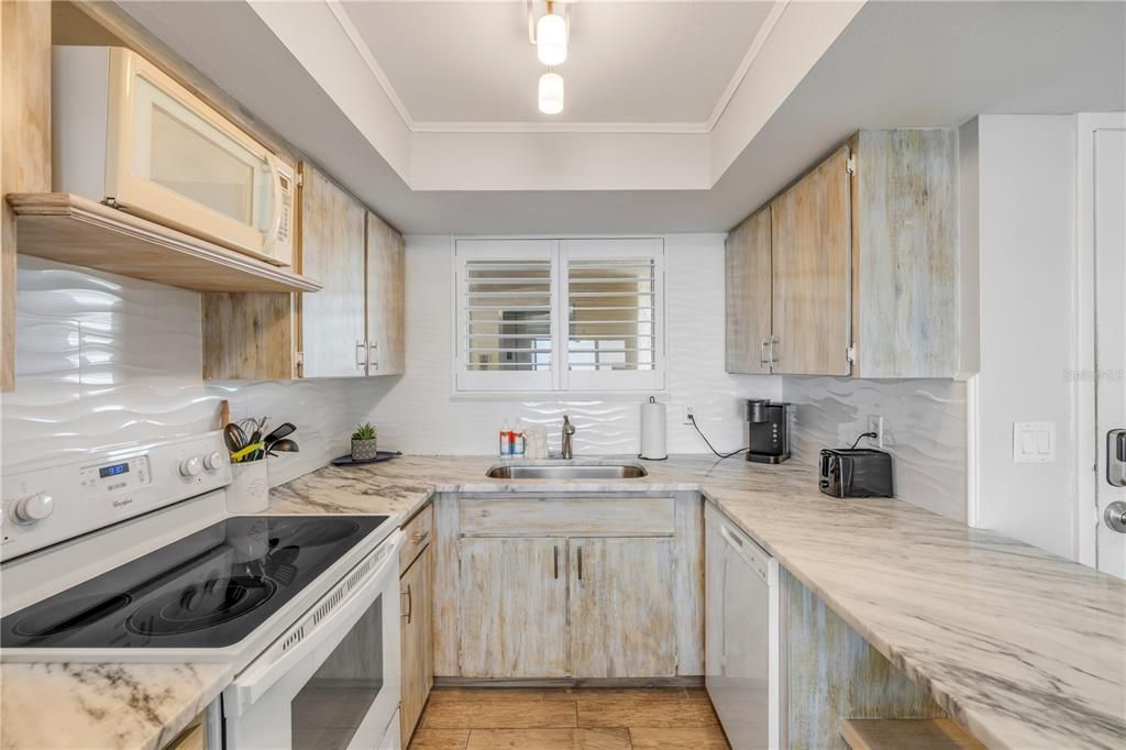 合同活跃: $579,000 (2 贝兹, 2 浴室, 891 平方英尺)