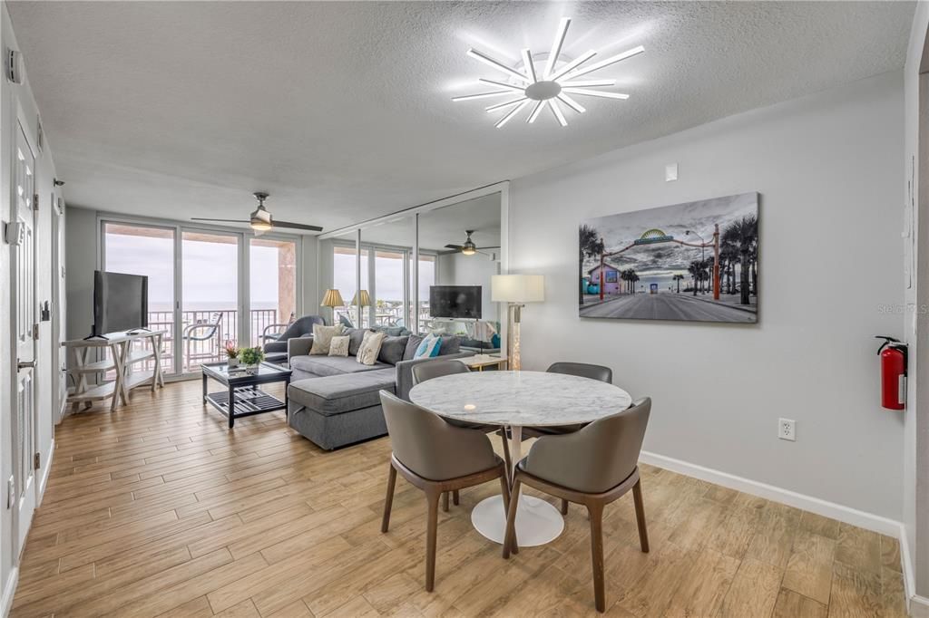 合同活跃: $579,000 (2 贝兹, 2 浴室, 891 平方英尺)