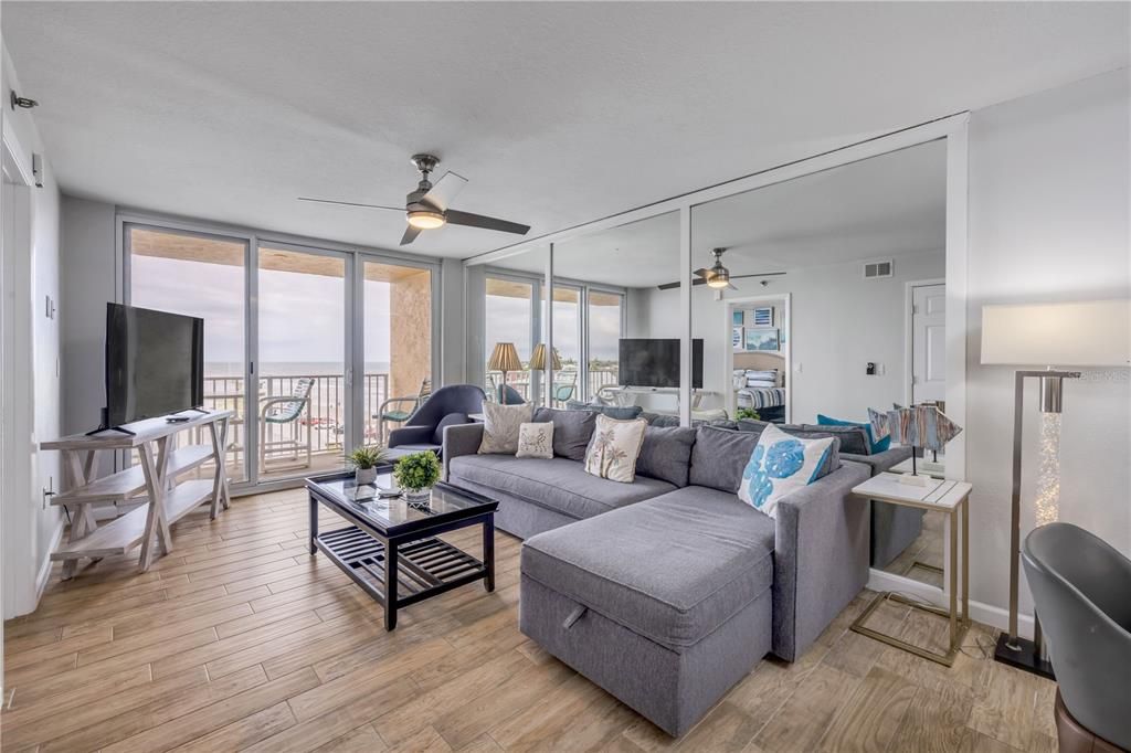 合同活跃: $579,000 (2 贝兹, 2 浴室, 891 平方英尺)