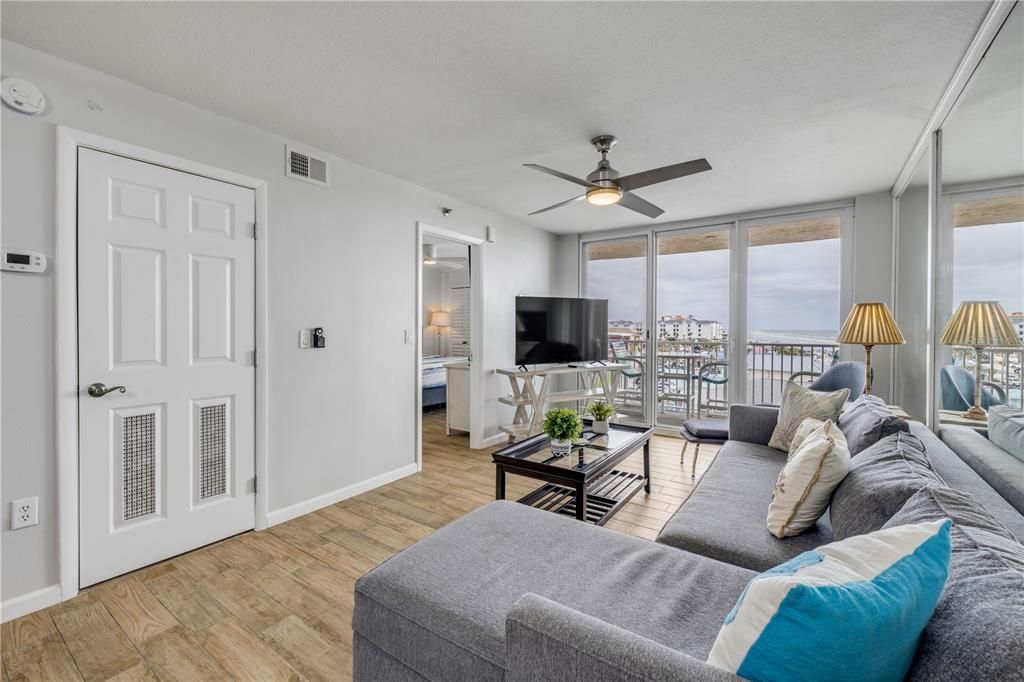 合同活跃: $579,000 (2 贝兹, 2 浴室, 891 平方英尺)