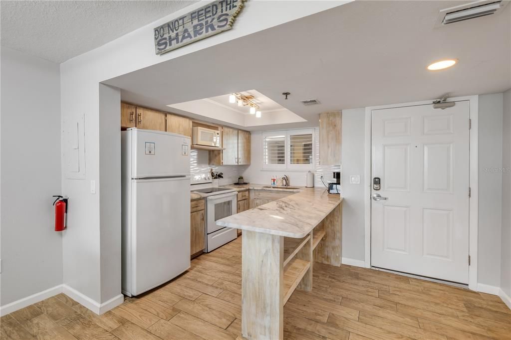 合同活跃: $579,000 (2 贝兹, 2 浴室, 891 平方英尺)