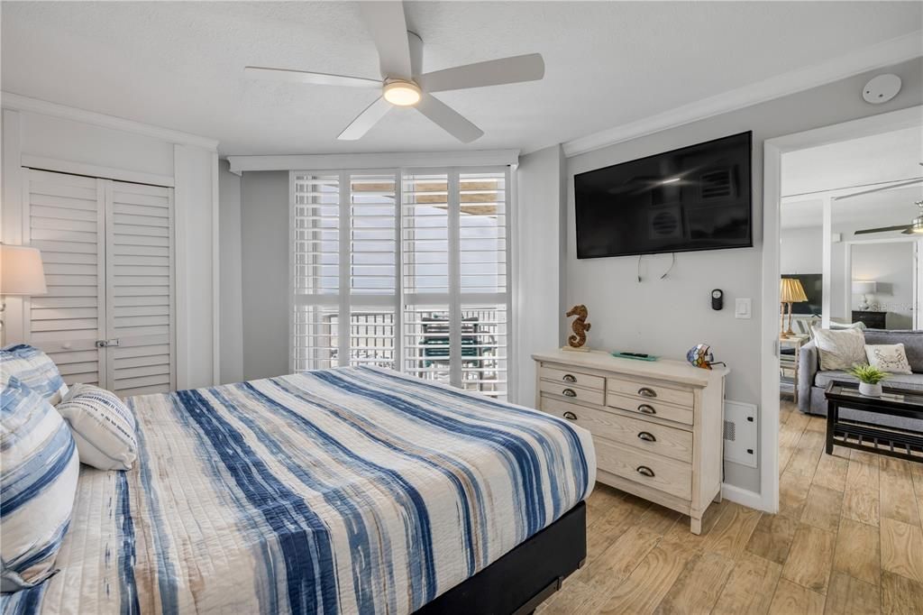 合同活跃: $579,000 (2 贝兹, 2 浴室, 891 平方英尺)