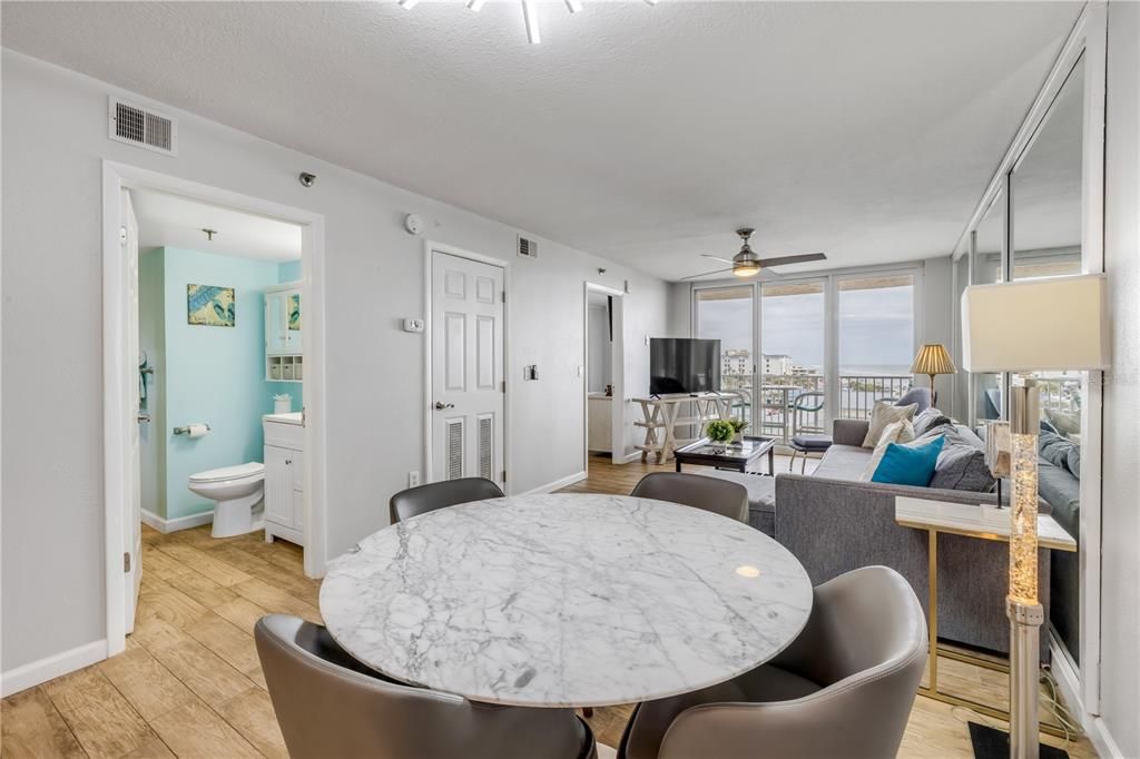 合同活跃: $579,000 (2 贝兹, 2 浴室, 891 平方英尺)