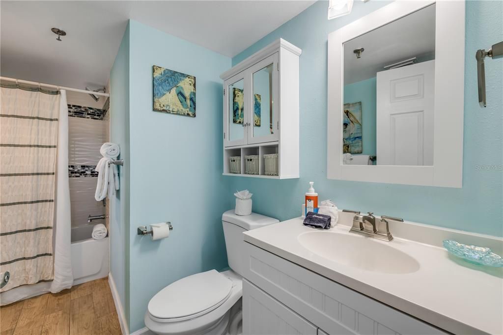 合同活跃: $579,000 (2 贝兹, 2 浴室, 891 平方英尺)