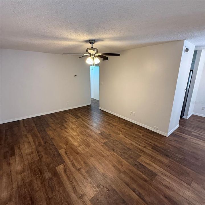 合同活跃: $98,000 (1 贝兹, 1 浴室, 707 平方英尺)