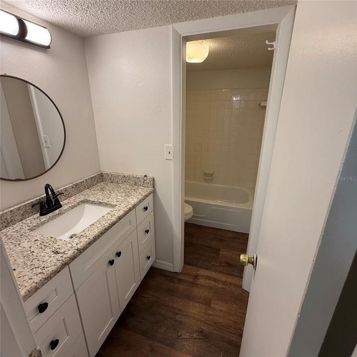 合同活跃: $98,000 (1 贝兹, 1 浴室, 707 平方英尺)