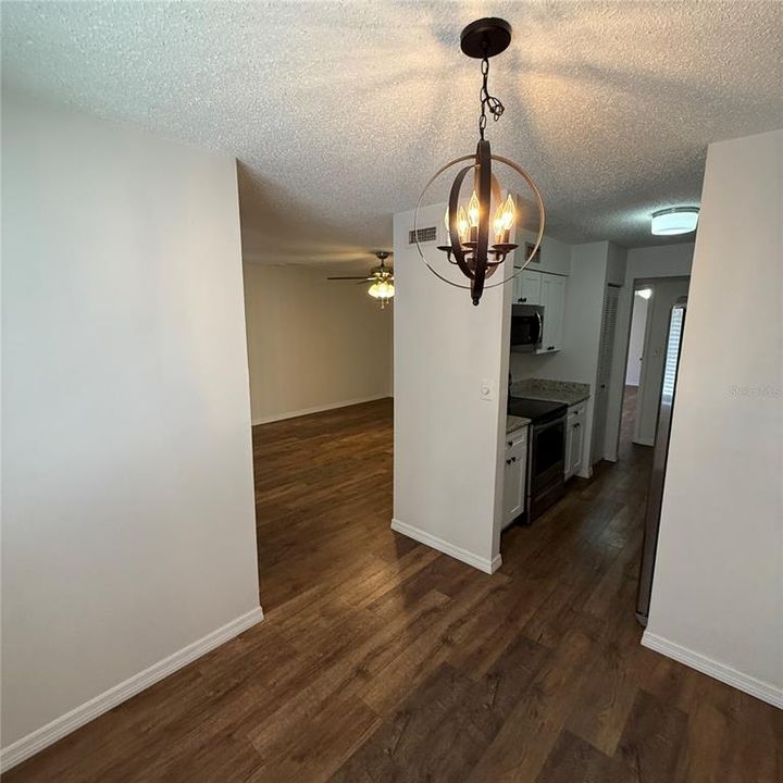 合同活跃: $98,000 (1 贝兹, 1 浴室, 707 平方英尺)