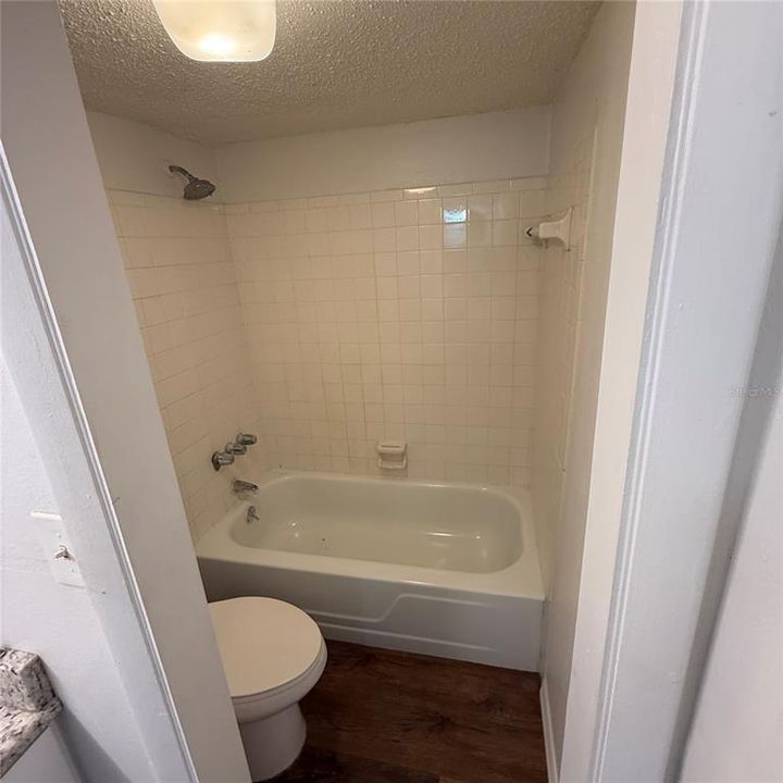 合同活跃: $98,000 (1 贝兹, 1 浴室, 707 平方英尺)