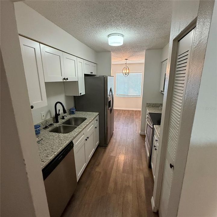 合同活跃: $98,000 (1 贝兹, 1 浴室, 707 平方英尺)