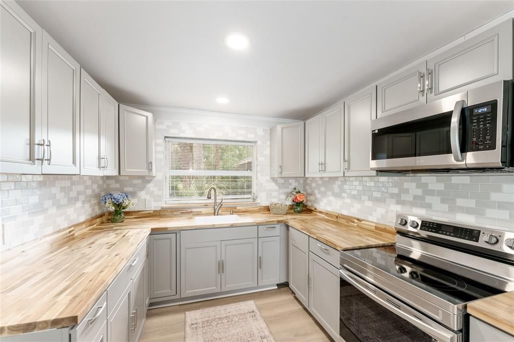 En Venta: $739,000 (3 camas, 3 baños, 2252 Pies cuadrados)