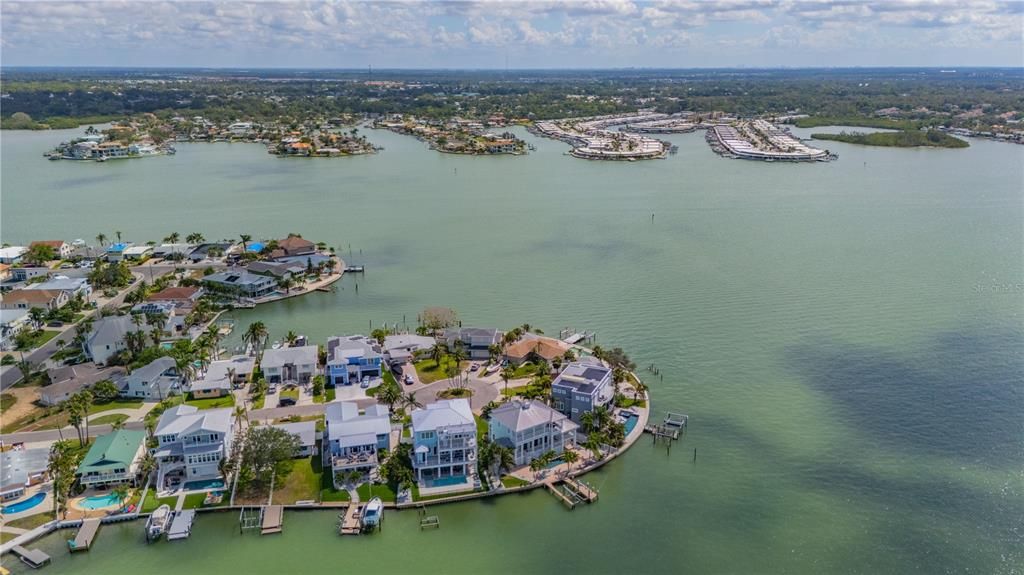 На продажу: $1,195,000 (0.18 acres)