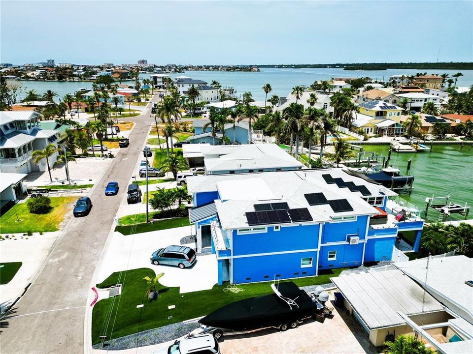 На продажу: $1,195,000 (0.18 acres)