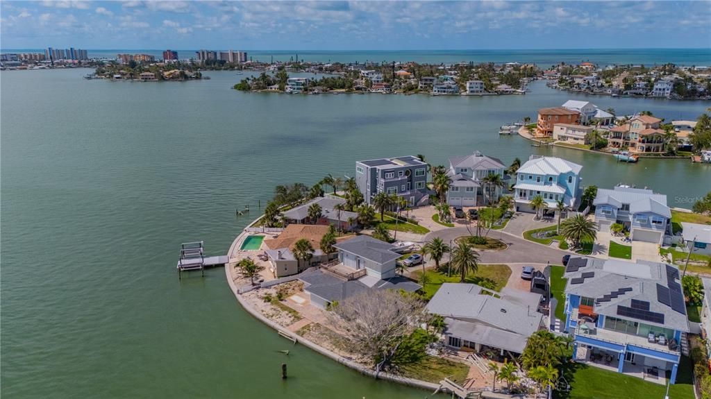 На продажу: $1,195,000 (0.18 acres)