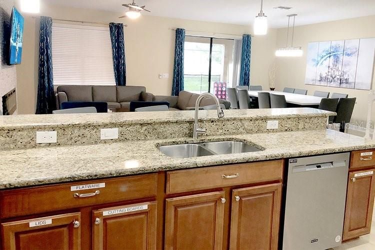 На продажу: $949,000 (9 спален, 5 ванн, 3909 Квадратных фут)