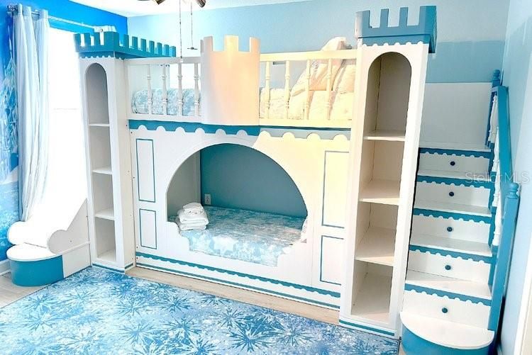 На продажу: $949,000 (9 спален, 5 ванн, 3909 Квадратных фут)