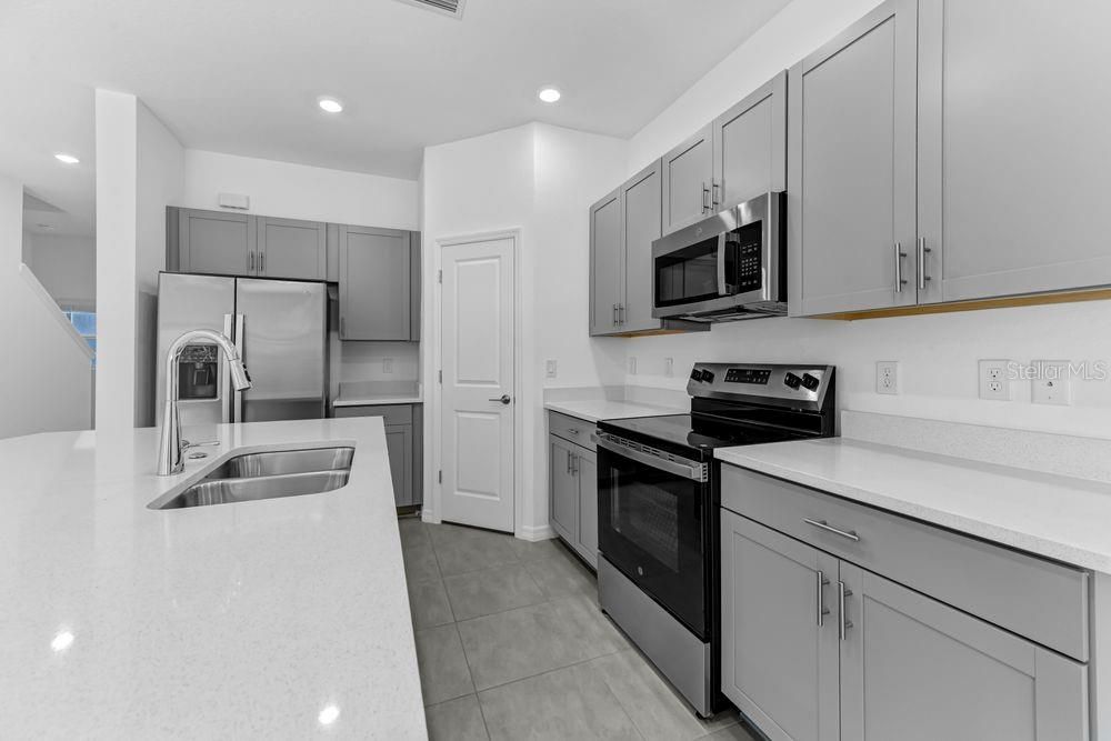 For Sale: $325,000 (3 beds, 2 baths, 1373 Square Feet)