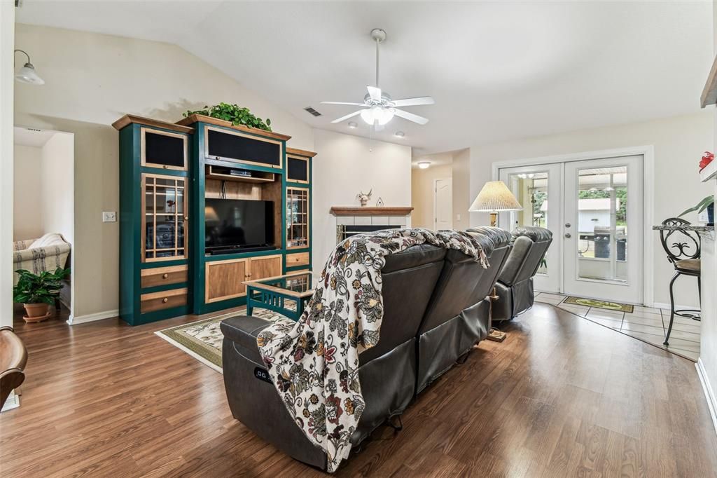 For Sale: $550,000 (3 beds, 2 baths, 1709 Square Feet)