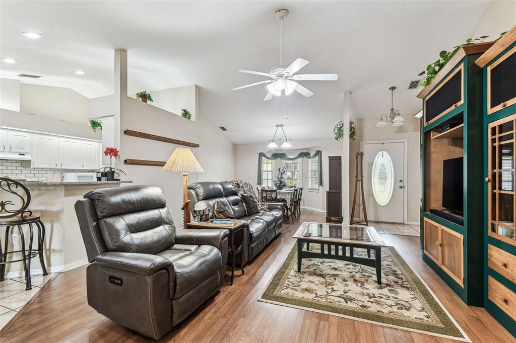 For Sale: $550,000 (3 beds, 2 baths, 1709 Square Feet)