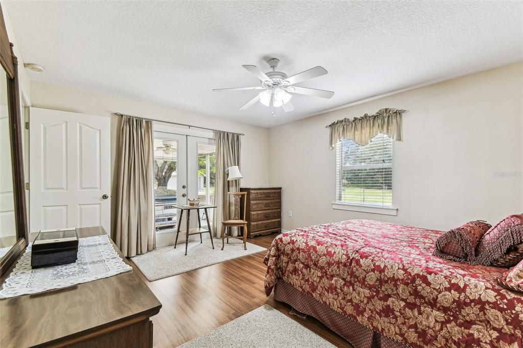 For Sale: $550,000 (3 beds, 2 baths, 1709 Square Feet)