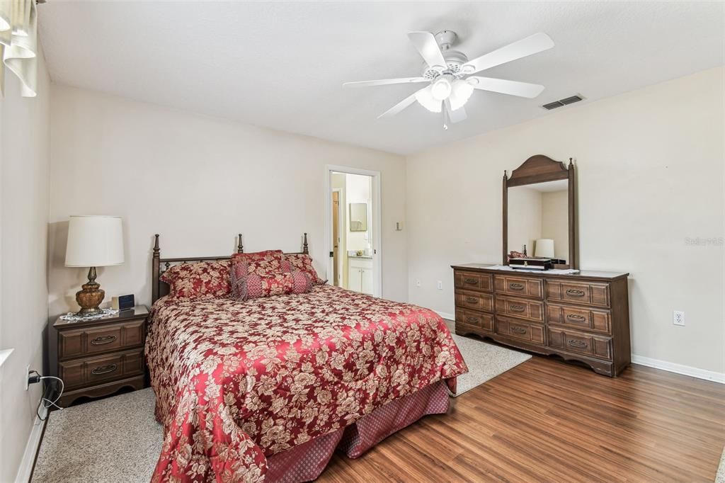 For Sale: $550,000 (3 beds, 2 baths, 1709 Square Feet)