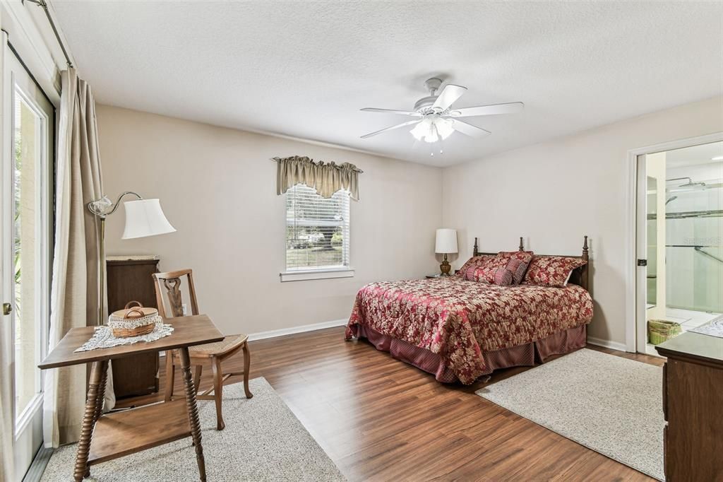 For Sale: $550,000 (3 beds, 2 baths, 1709 Square Feet)