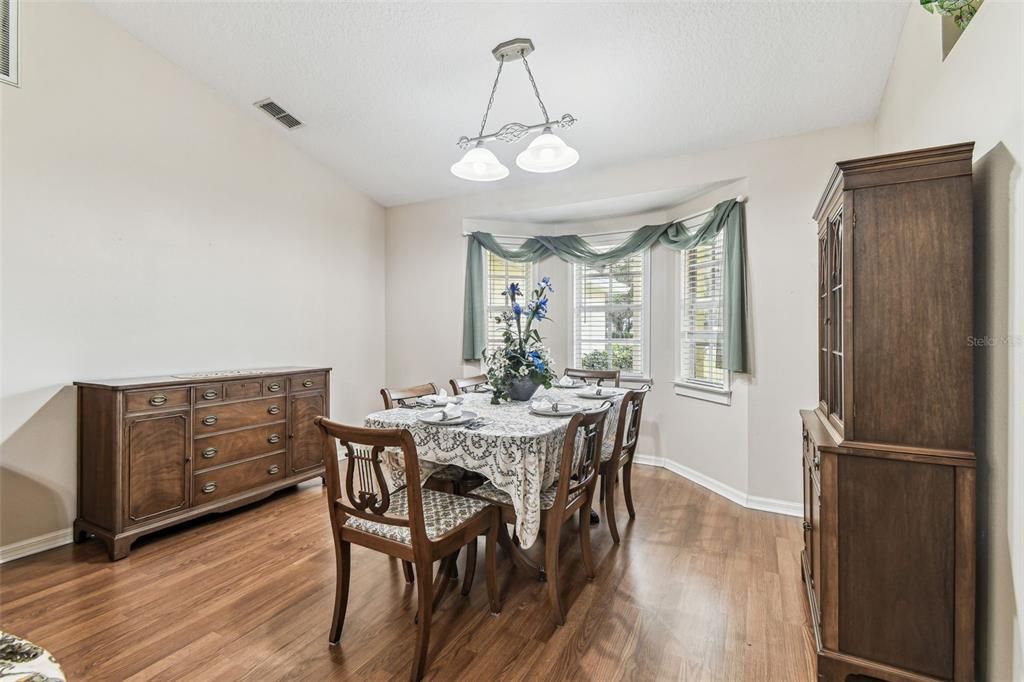 For Sale: $550,000 (3 beds, 2 baths, 1709 Square Feet)