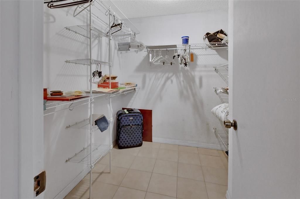 合同活跃: $325,000 (3 贝兹, 2 浴室, 1820 平方英尺)