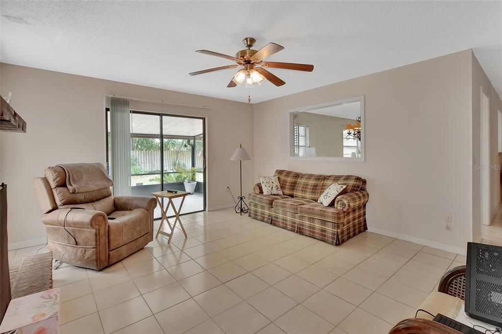 合同活跃: $325,000 (3 贝兹, 2 浴室, 1820 平方英尺)