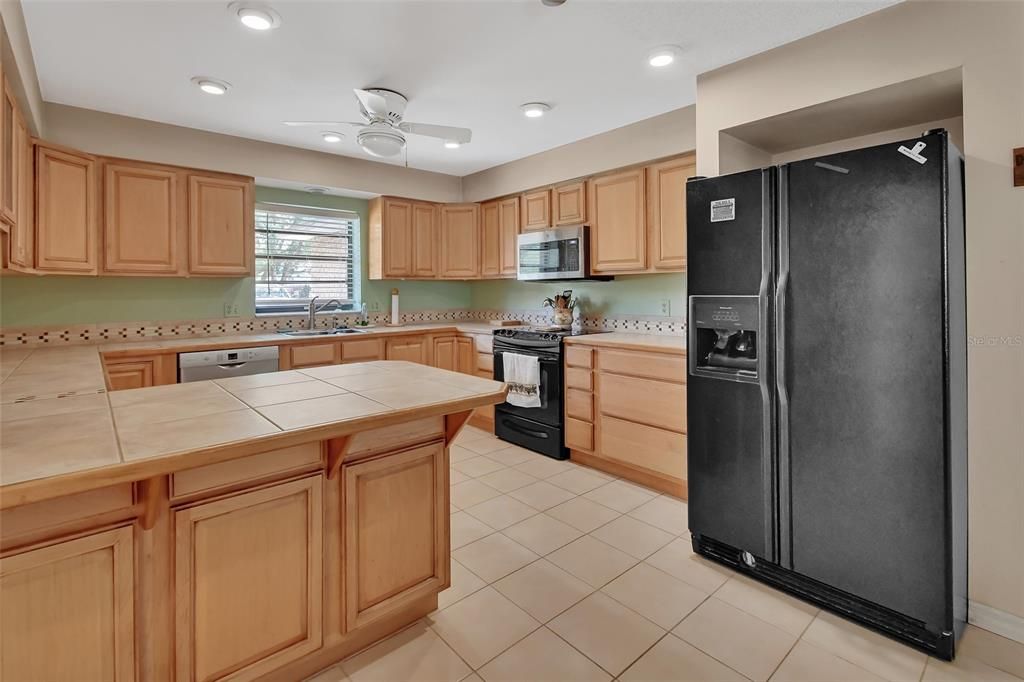 合同活跃: $325,000 (3 贝兹, 2 浴室, 1820 平方英尺)