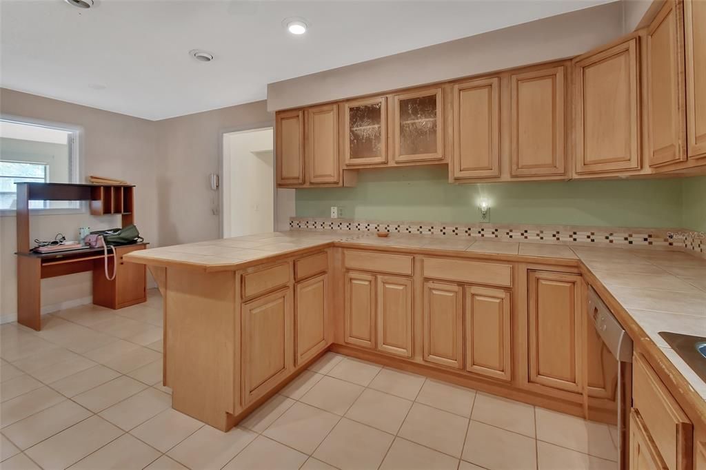 合同活跃: $325,000 (3 贝兹, 2 浴室, 1820 平方英尺)