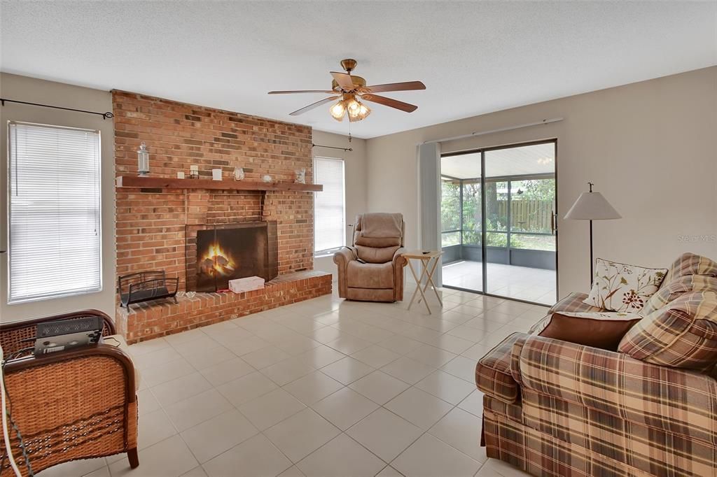 合同活跃: $325,000 (3 贝兹, 2 浴室, 1820 平方英尺)