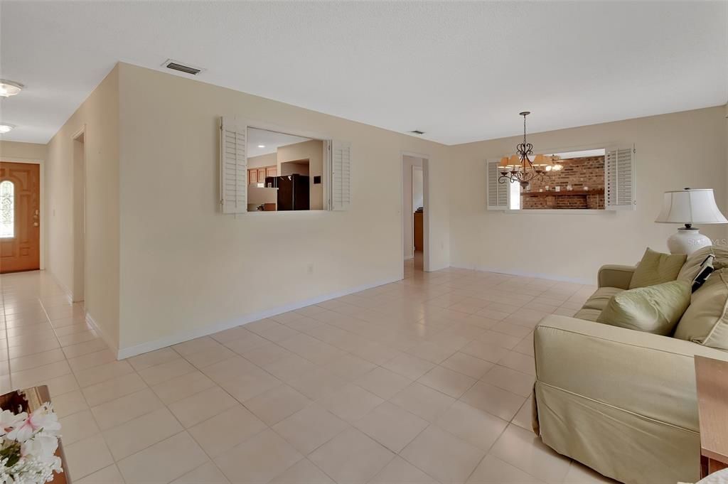 合同活跃: $325,000 (3 贝兹, 2 浴室, 1820 平方英尺)