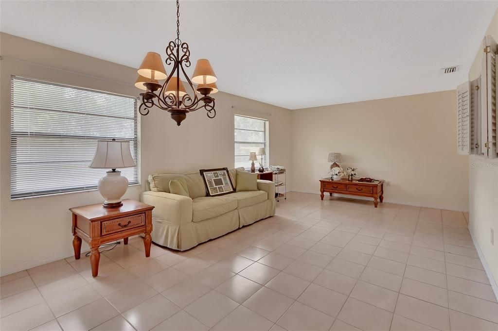 合同活跃: $325,000 (3 贝兹, 2 浴室, 1820 平方英尺)