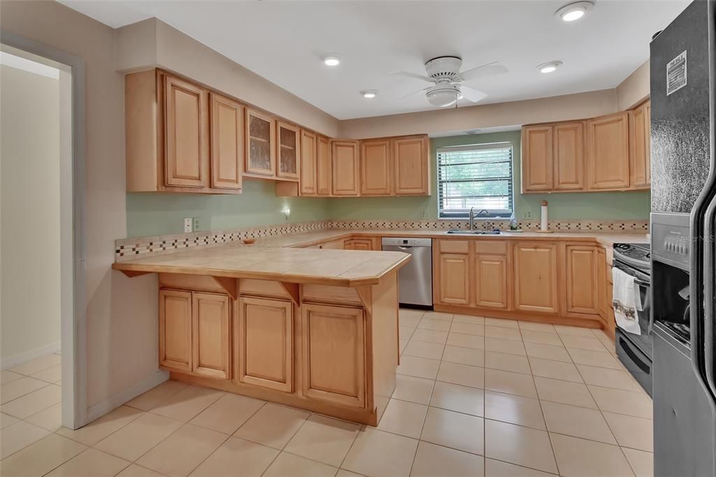 合同活跃: $325,000 (3 贝兹, 2 浴室, 1820 平方英尺)