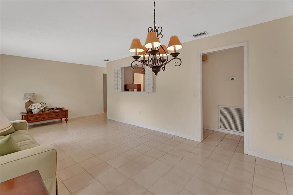 合同活跃: $325,000 (3 贝兹, 2 浴室, 1820 平方英尺)