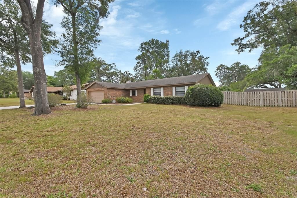 合同活跃: $325,000 (3 贝兹, 2 浴室, 1820 平方英尺)