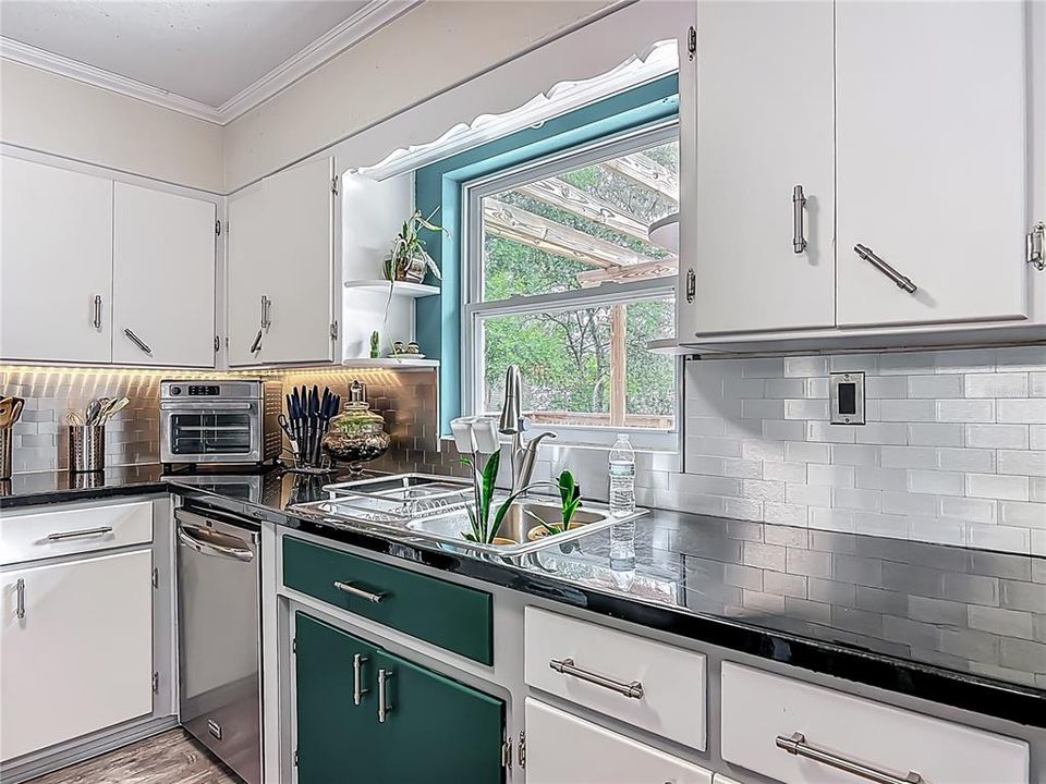 待售: $850,000 (0 贝兹, 0 浴室, 1710 平方英尺)