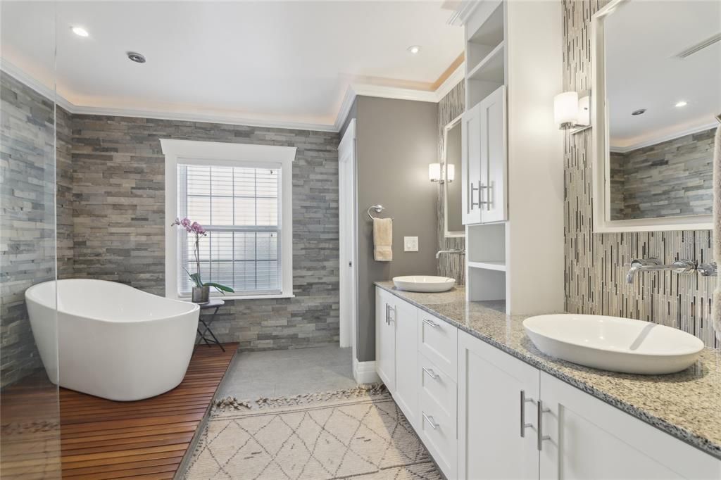 Под контрактом: $2,195,000 (6 спален, 6 ванн, 3300 Квадратных фут)