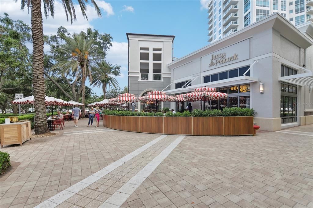 Под контрактом: $2,195,000 (6 спален, 6 ванн, 3300 Квадратных фут)