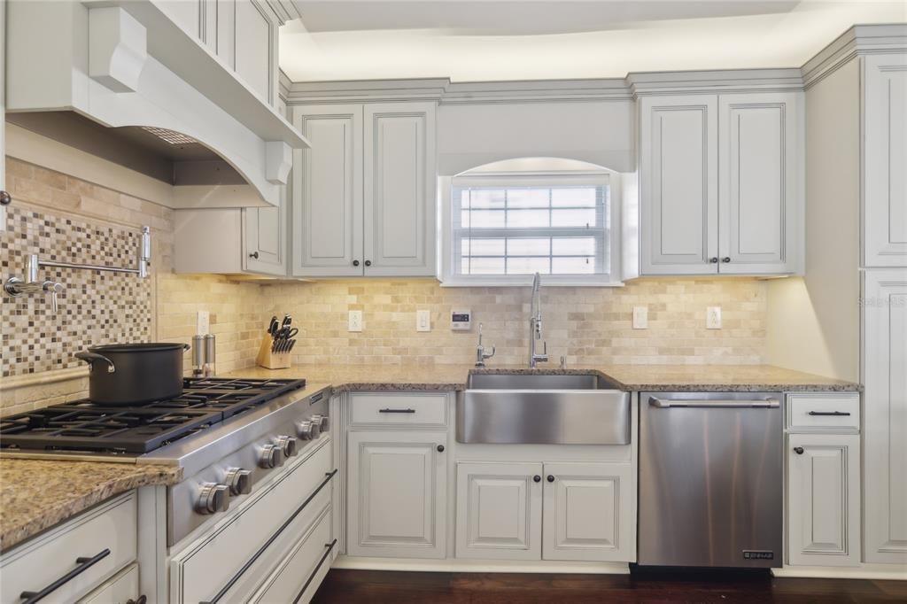 Под контрактом: $2,195,000 (6 спален, 6 ванн, 3300 Квадратных фут)