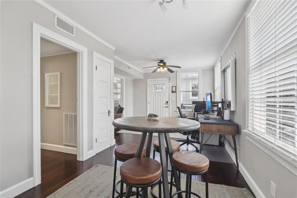 Под контрактом: $2,195,000 (6 спален, 6 ванн, 3300 Квадратных фут)