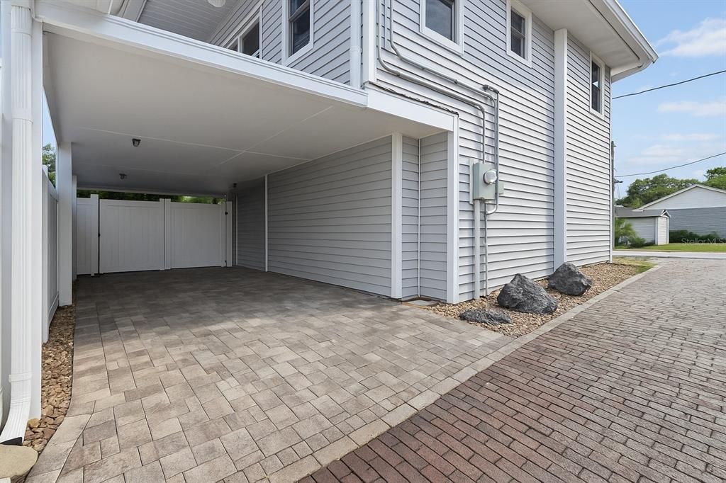 Под контрактом: $2,195,000 (6 спален, 6 ванн, 3300 Квадратных фут)