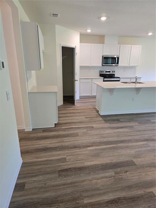 合同活跃: $394,990 (4 贝兹, 3 浴室, 2020 平方英尺)