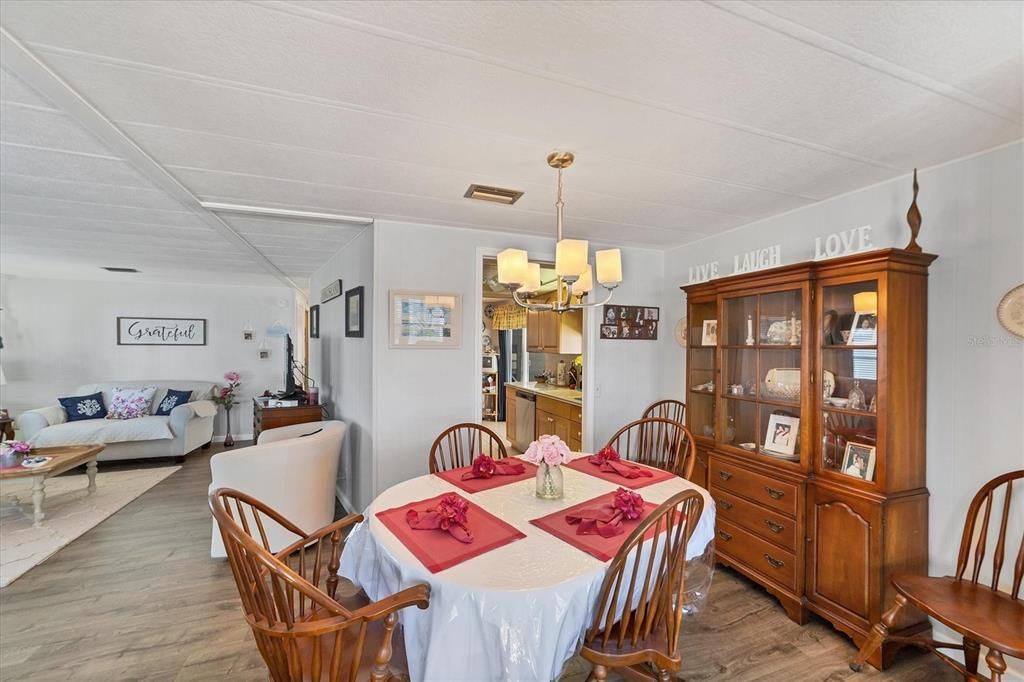 Active With Contract: $164,900 (2 beds, 2 baths, 1464 Square Feet)