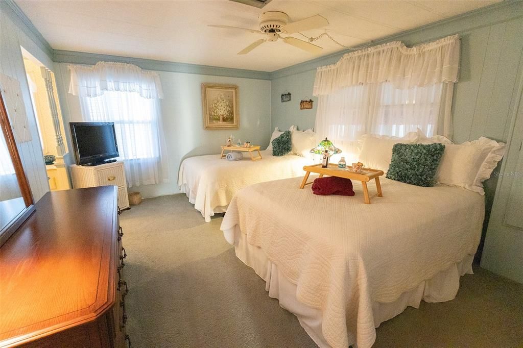 Active With Contract: $164,900 (2 beds, 2 baths, 1464 Square Feet)