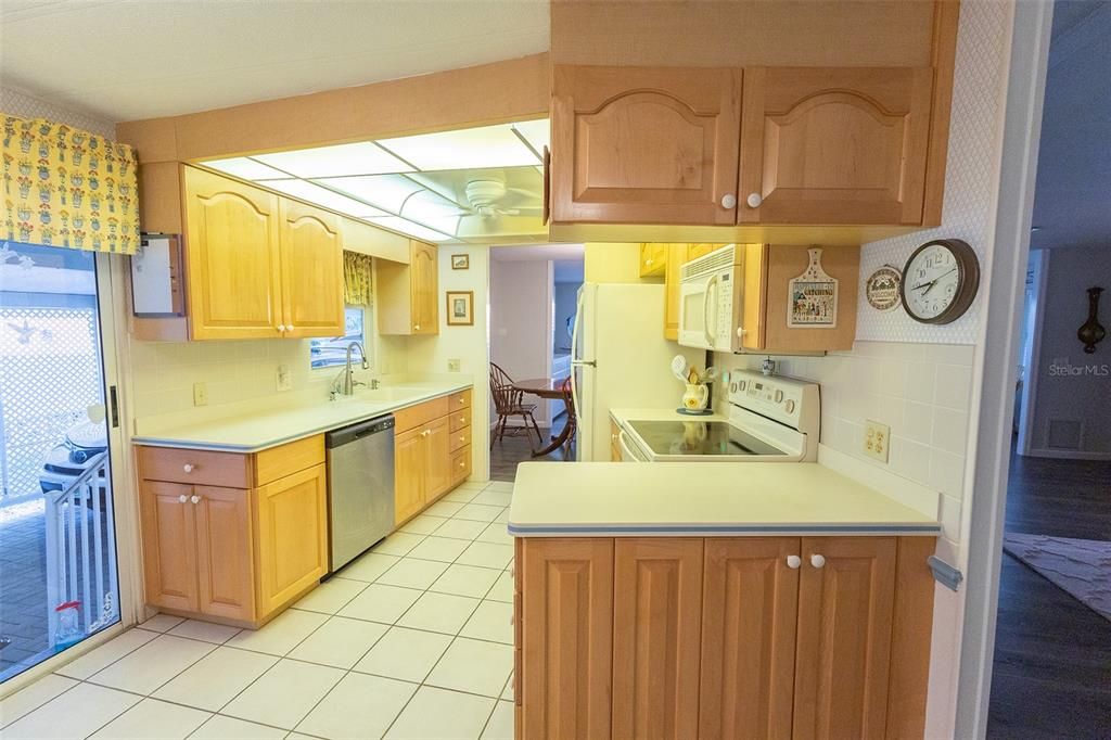 Active With Contract: $164,900 (2 beds, 2 baths, 1464 Square Feet)