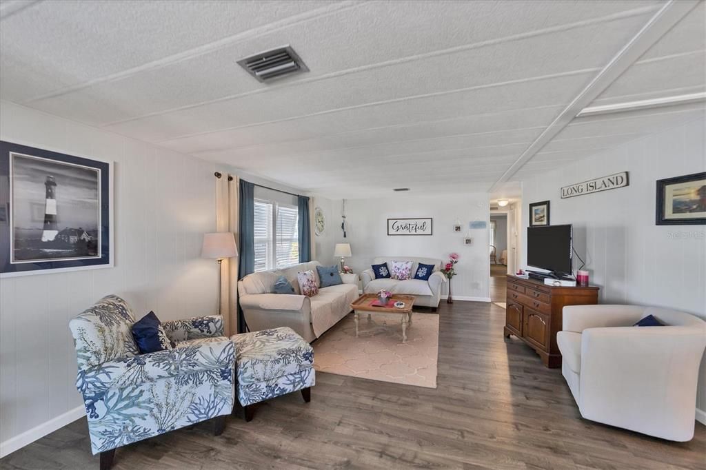 Active With Contract: $164,900 (2 beds, 2 baths, 1464 Square Feet)